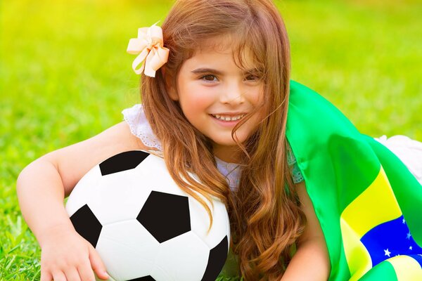 Chica soleada en el campo de fútbol