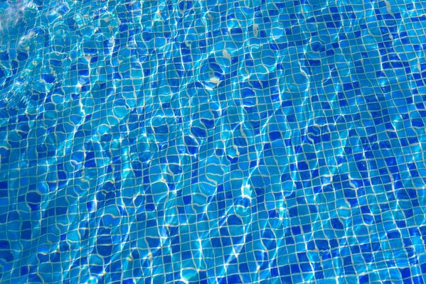 Acqua di piscina di colore blu come acqua di mare