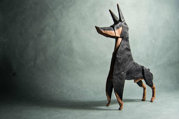 Origami aus Papier als Dobermann