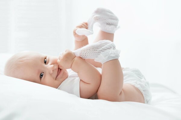 Niño pequeño con calcetines blancos