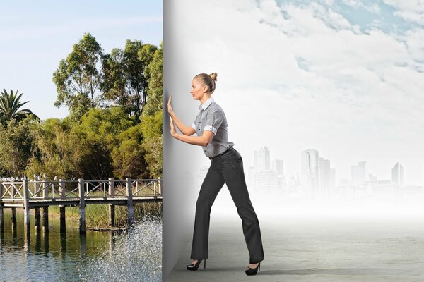 Foto creativa de una niña en pantalones elección entre la ciudad y la naturaleza