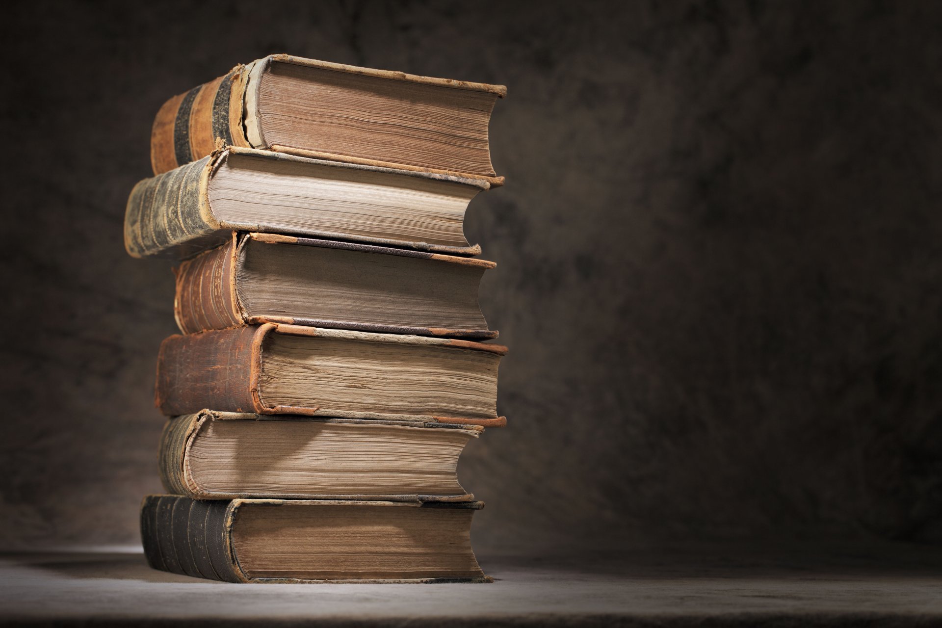 bücher bücher wissen tisch stapel vintage schick folianten lernen licht nicht lernen dunkelheit unschärfe bokeh makro grauer hintergrund hintergrundbilder