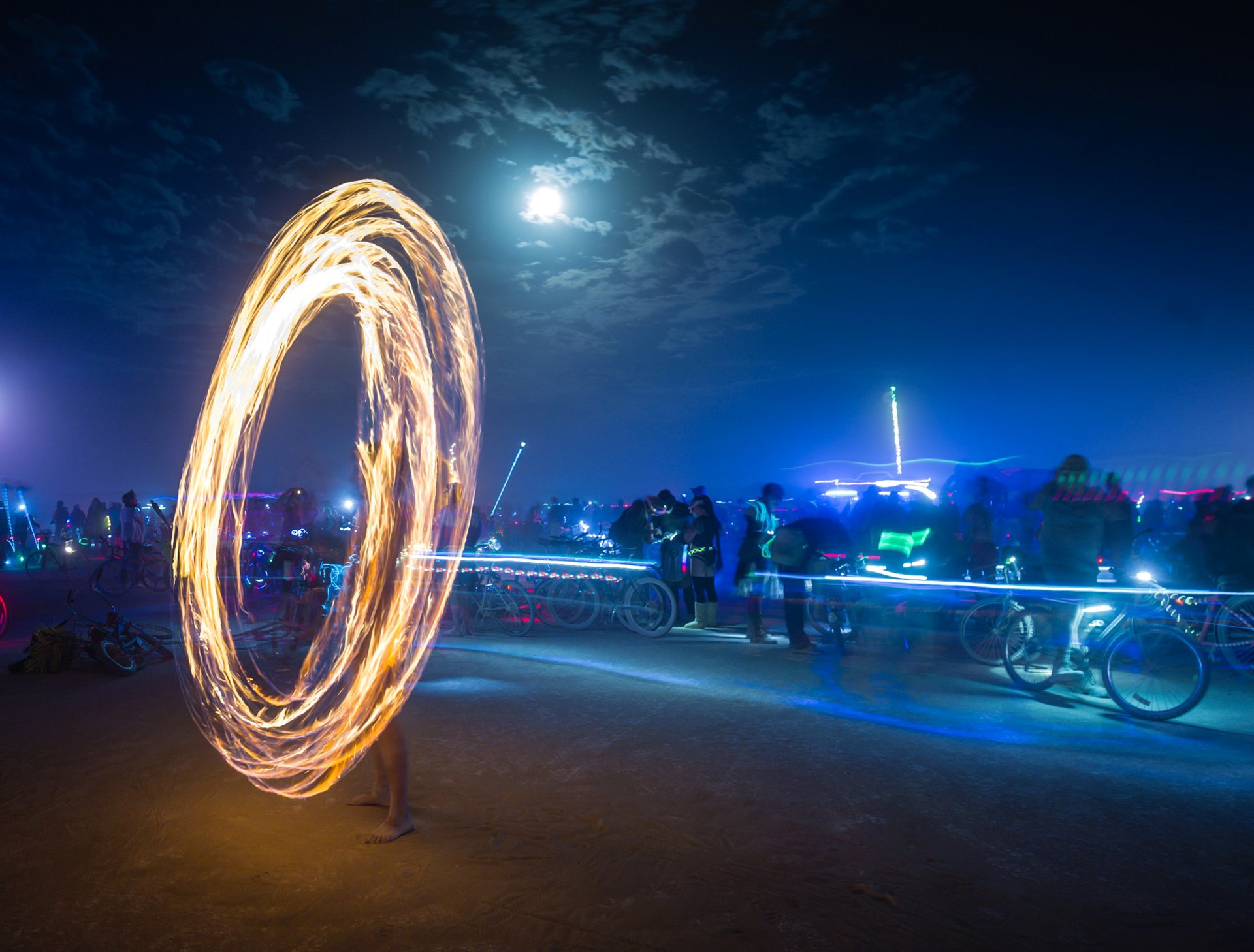 burning man - nevada usa arte arte persone luci cielo nuvole luna spettacolo di fuoco