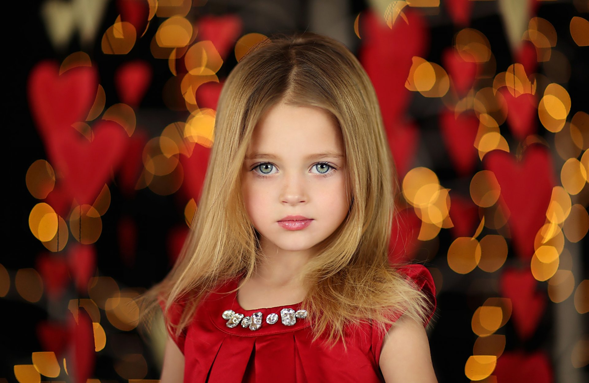 chica retrato peinado joyas vestido fondo bokeh corazones