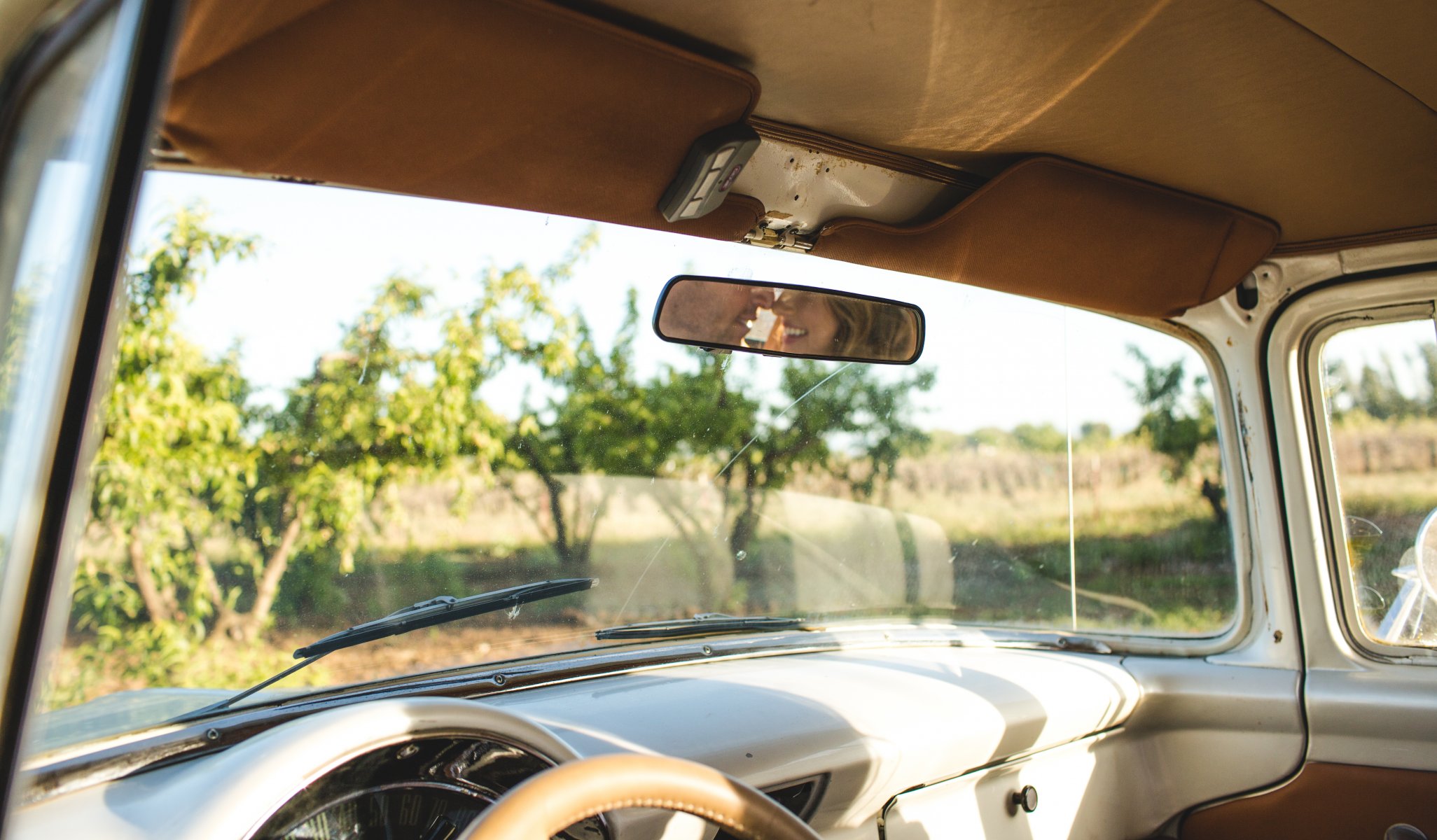 salon rétro voiture vieux couple réflexion miroir