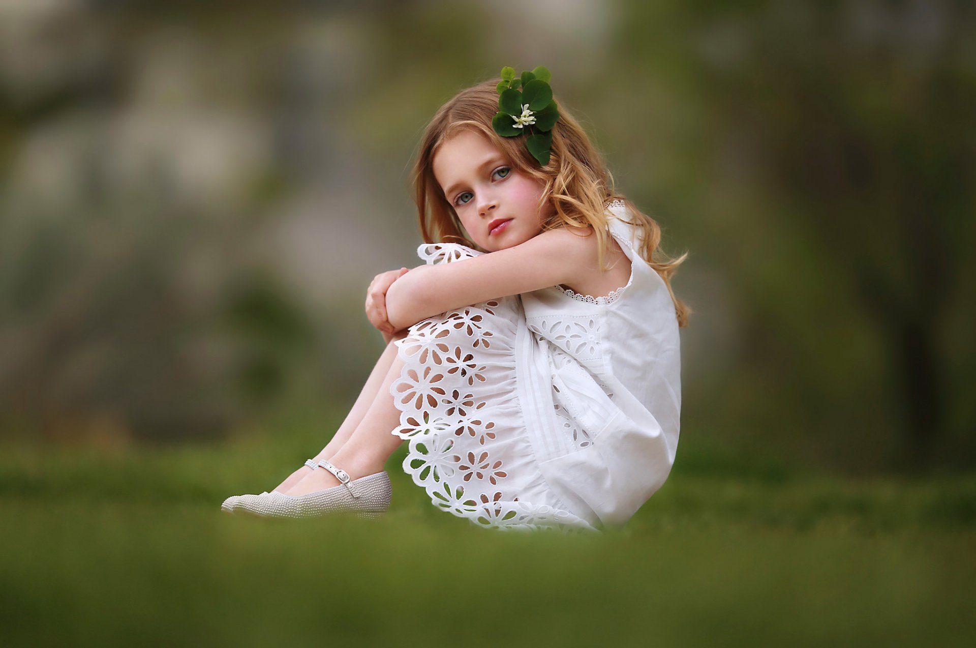 ragazza sguardo bokeh