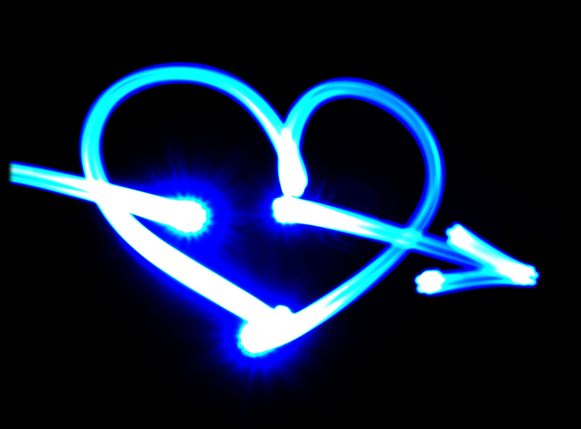 humeur amour coeur percé flèche cupidon cupidon couleur néon led créatif bonne idée positif bokeh papier peint