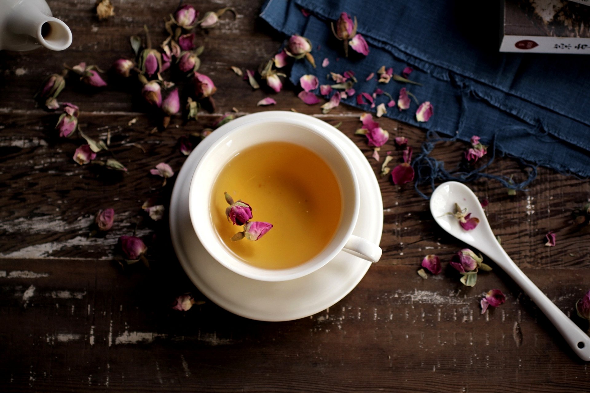 tea saucer cup spoon white roses dry pink
