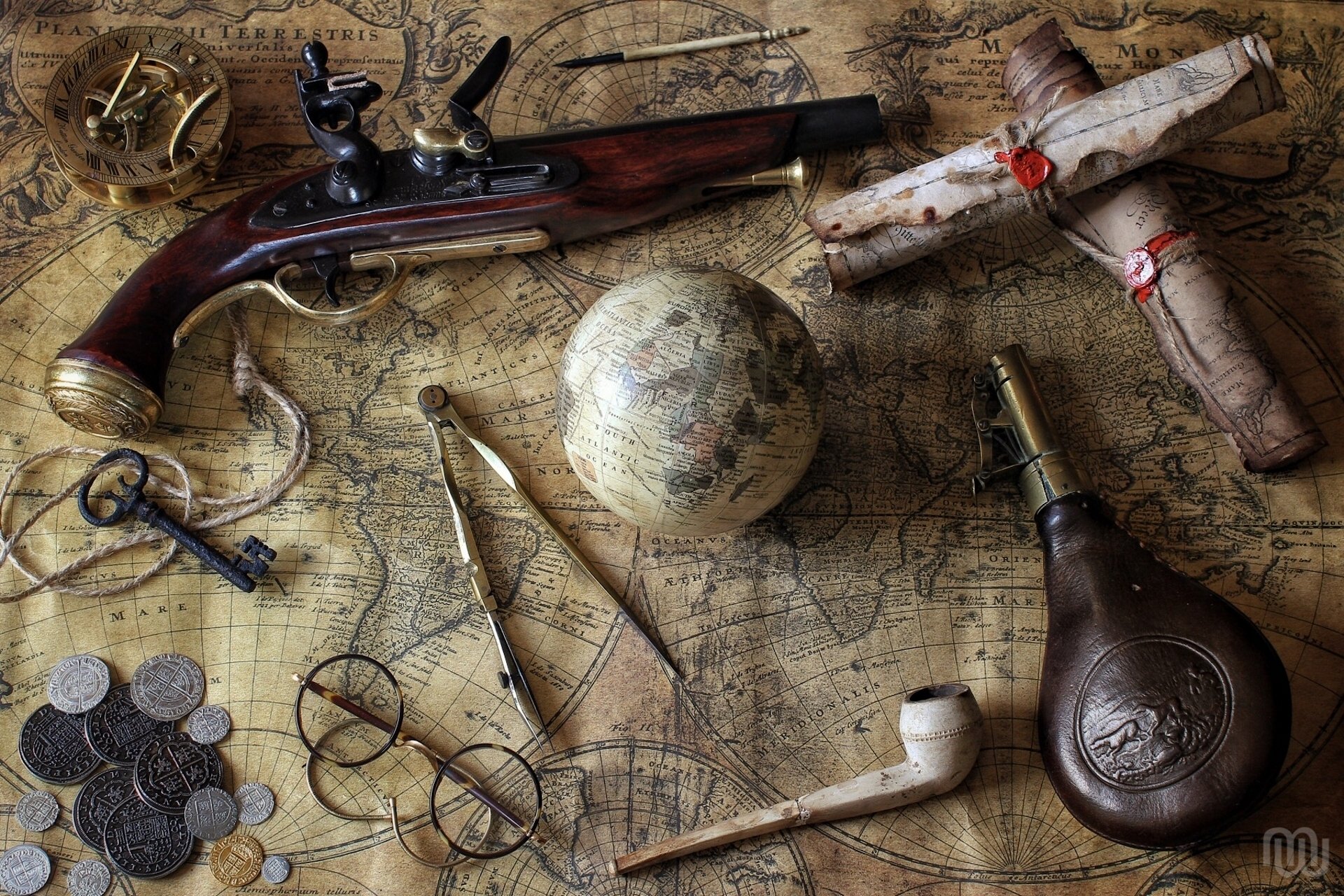 pistolet cartes globe boussole bouteille pièces tube lunettes boussole clé