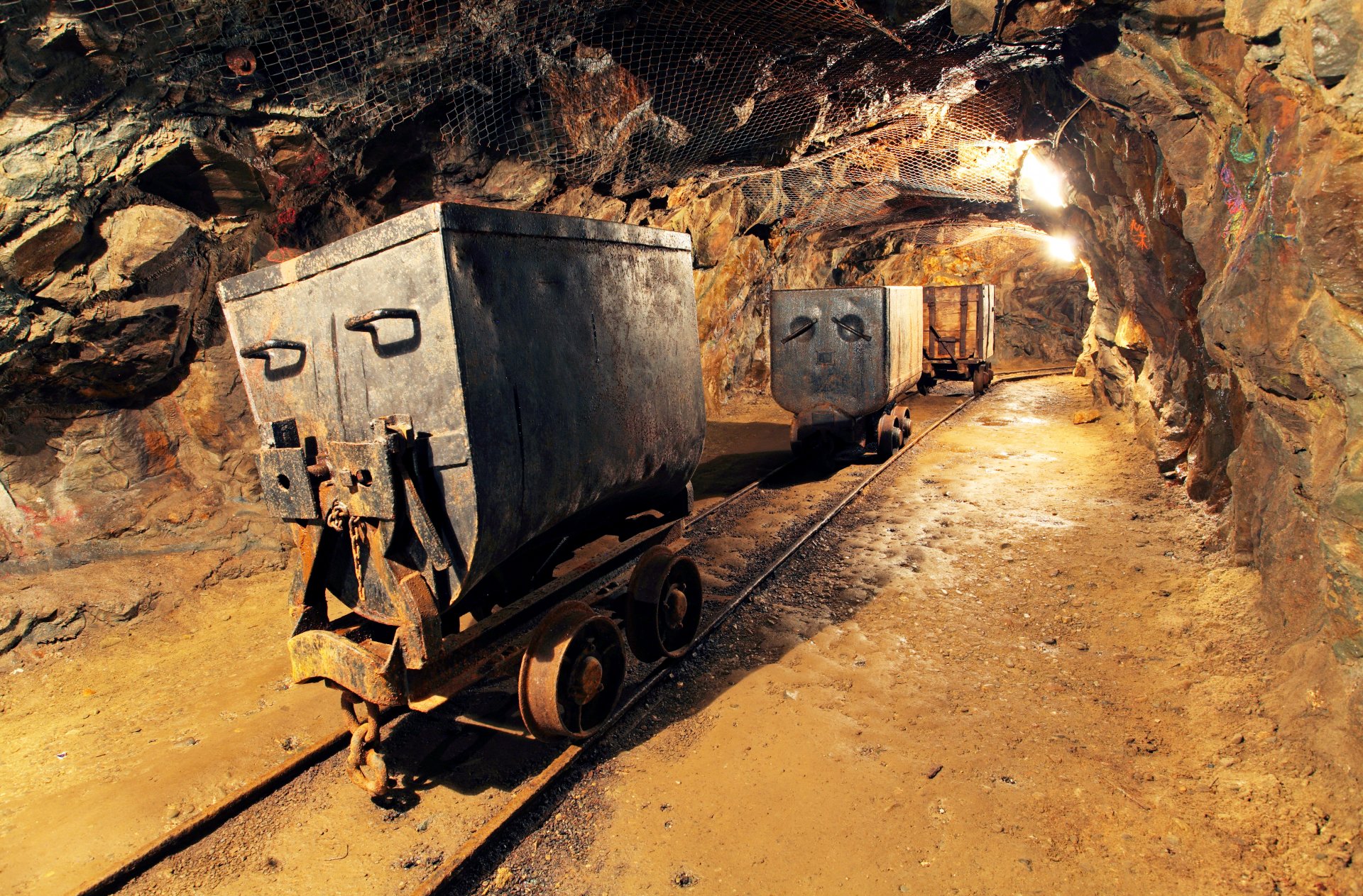 mine exploitation minière rail grotte artificielle