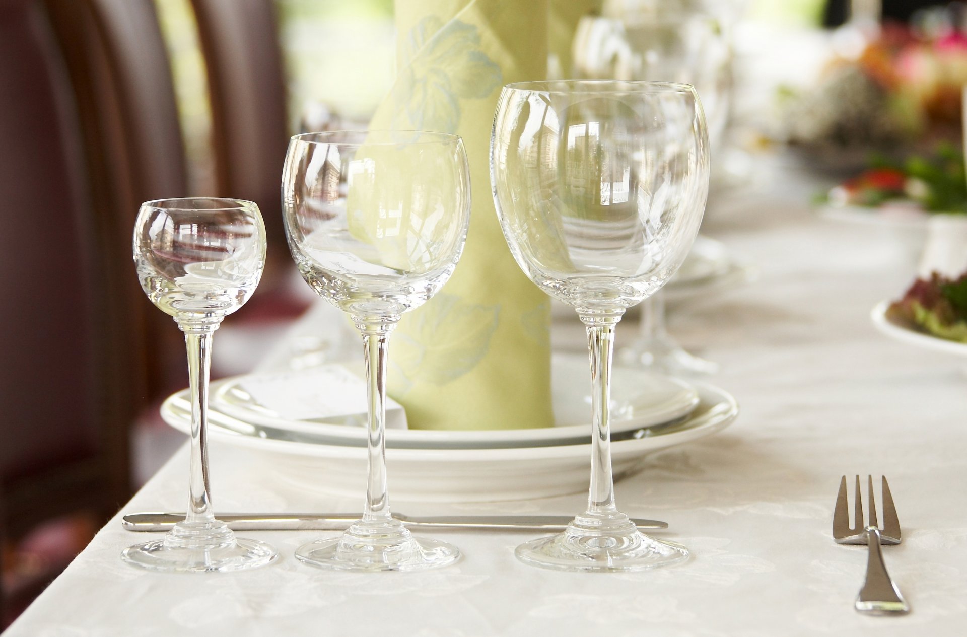table fourchette couteau assiettes serviette servir verres à vin