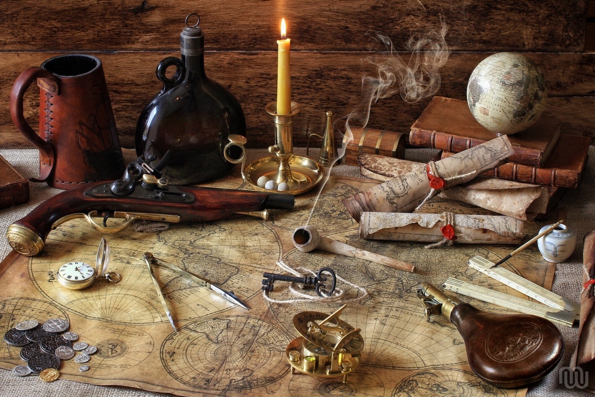 pistolet cartes globe boussole bouteille livres pièces de monnaie tube bougie boussole clé