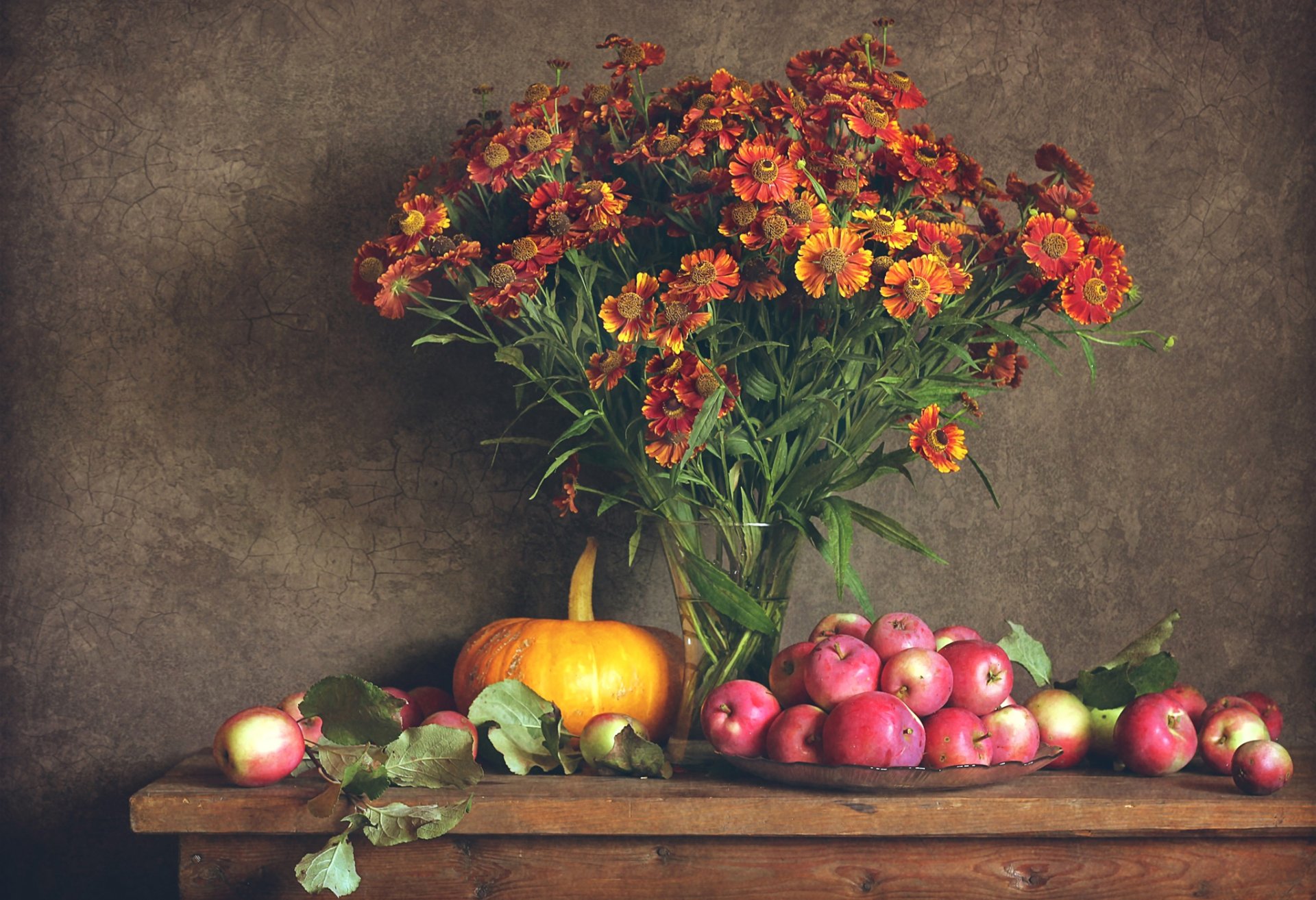 naturaleza muerta flores manzanas calabaza otoño