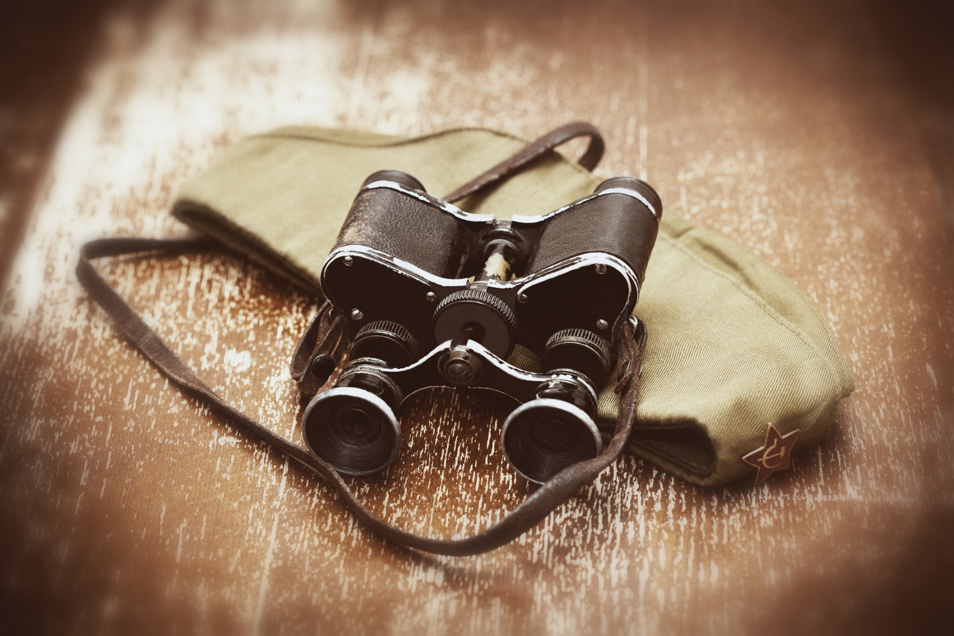 munitions pilote armée couleurs kaki lumière bonnet étoile commandant jumelles sur la table urss seconde guerre mondiale flou bokeh fond d écran