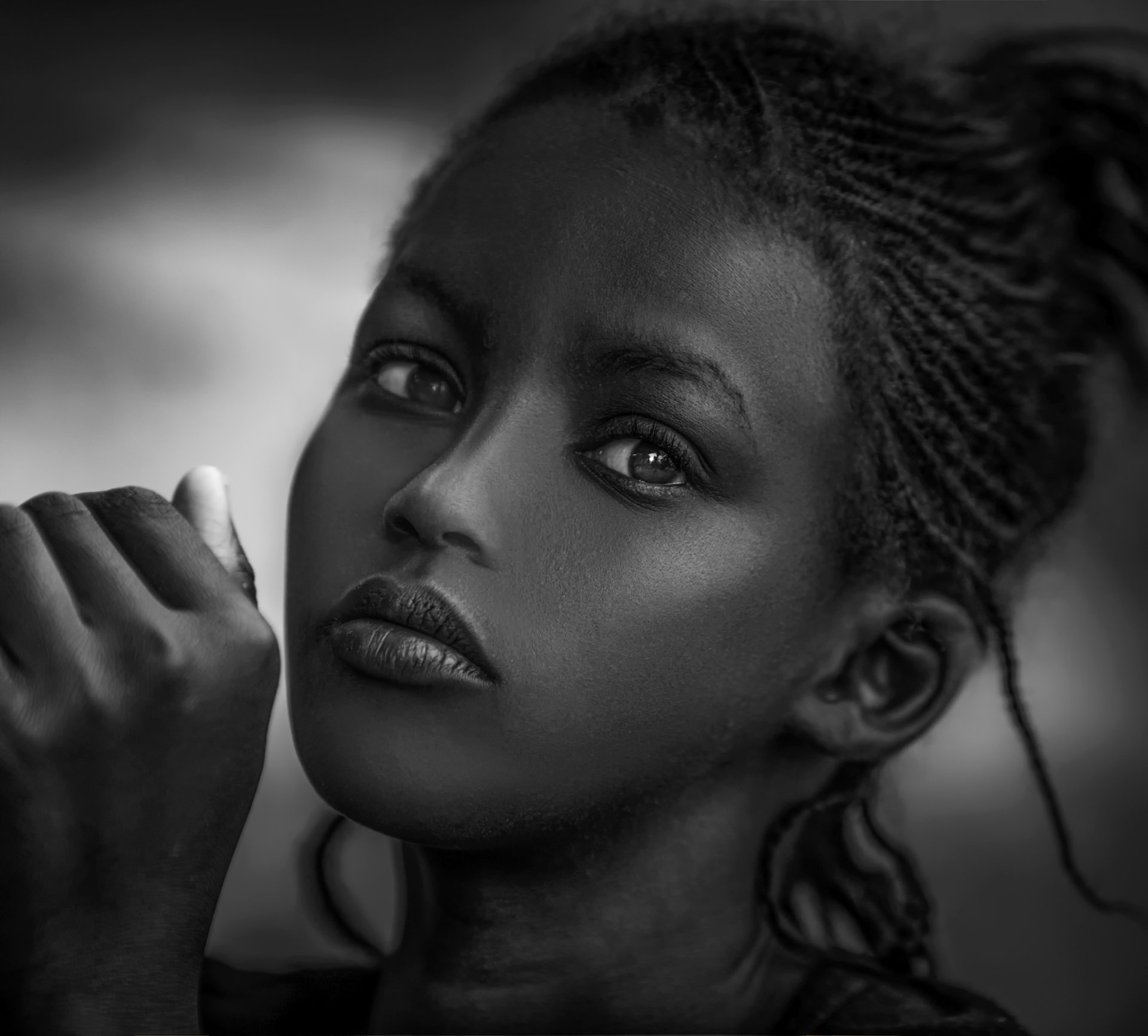 fille africaine regard tresses