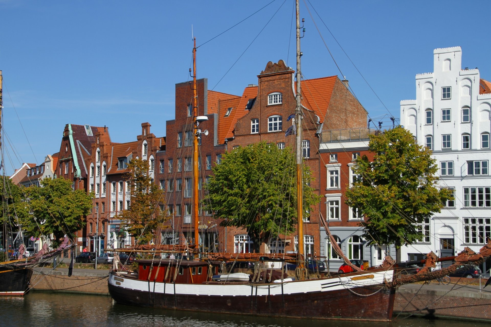 lübeck niemcy lubeka żaglówka galeas promenada budynki