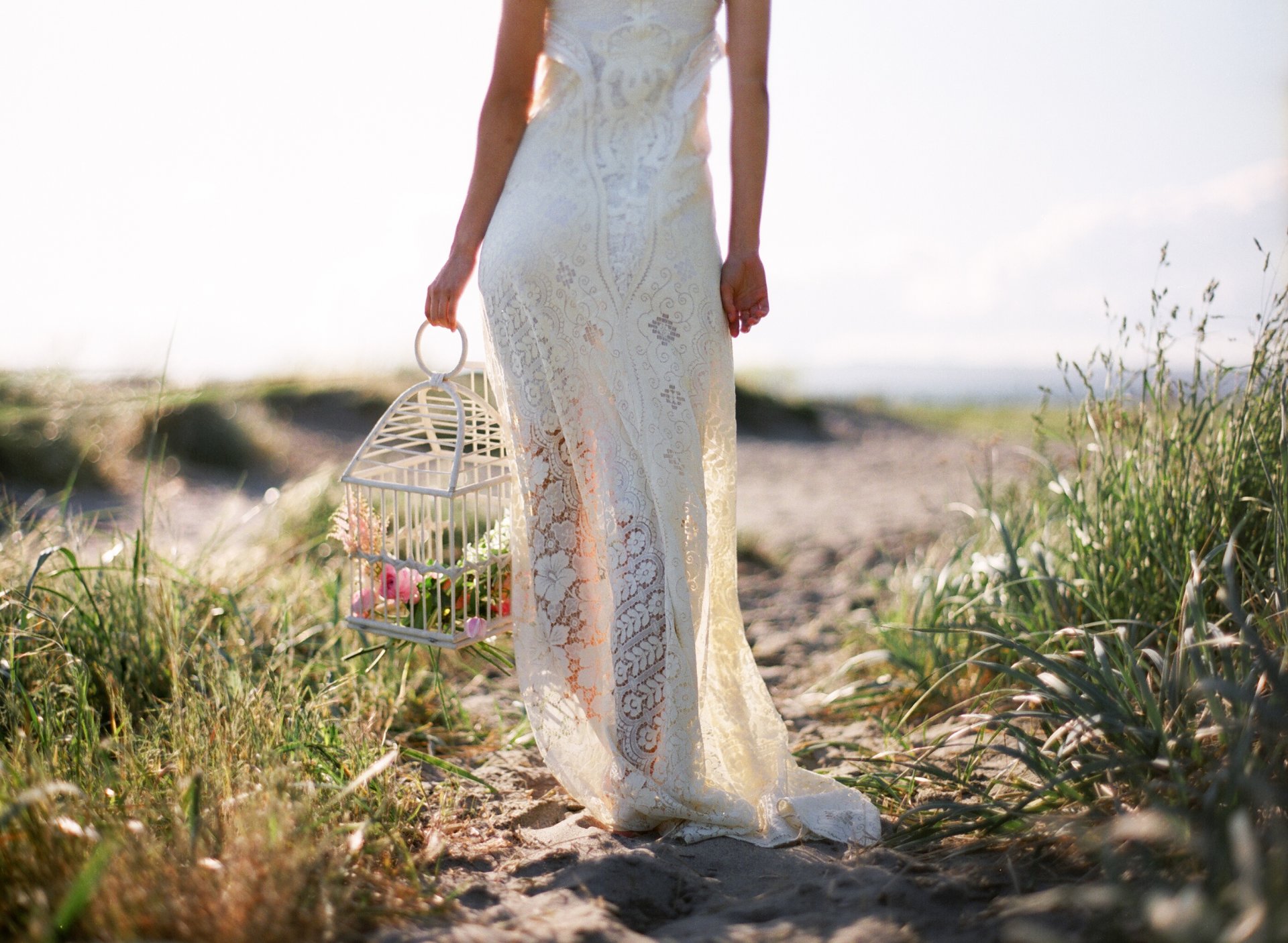 fille mariage mariée fleurs herbe nature