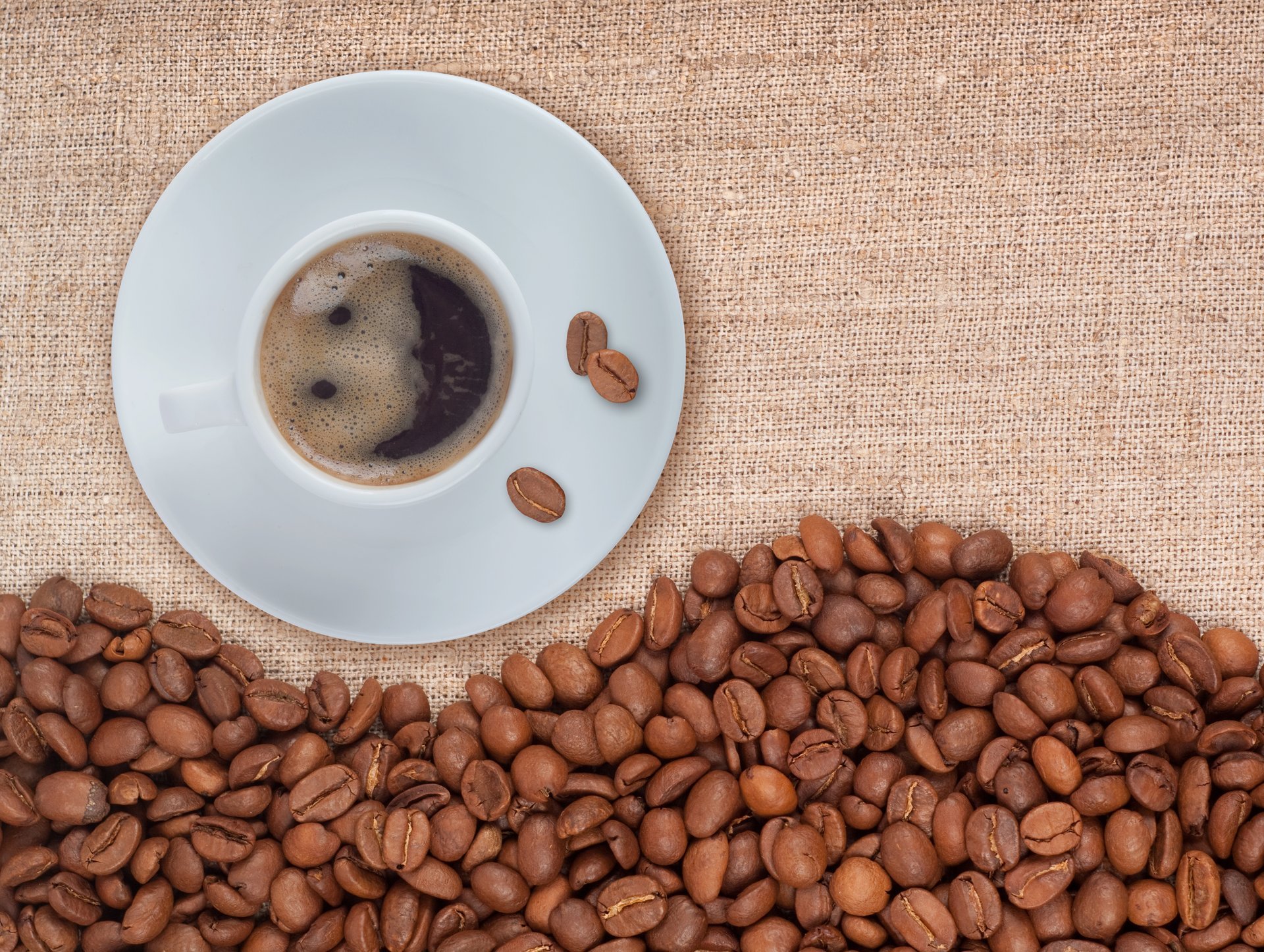 caffè schiuma smiley bevanda tazza piattino