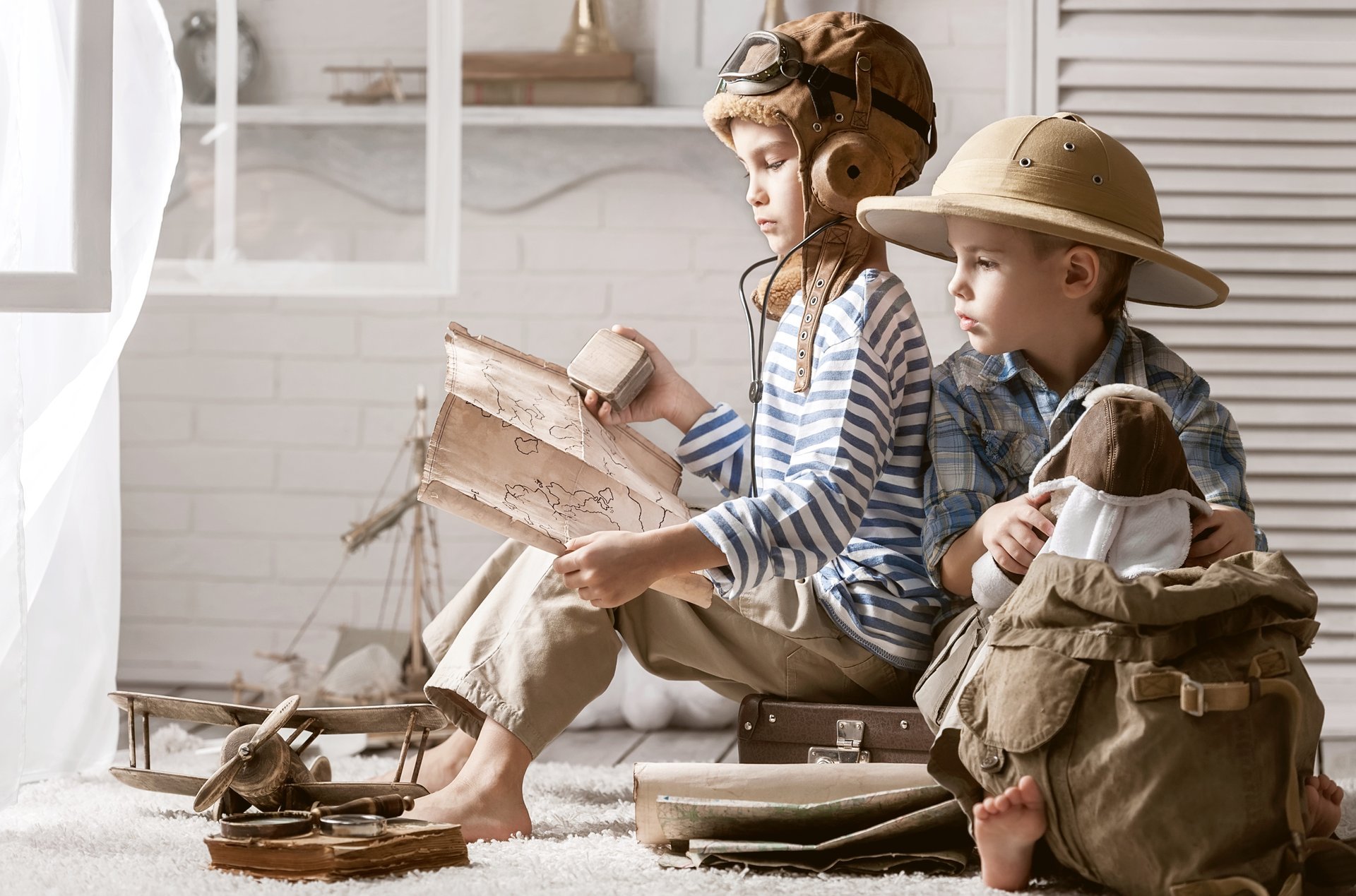 jungen kinder spiel hut koffer karten flugzeug flieger