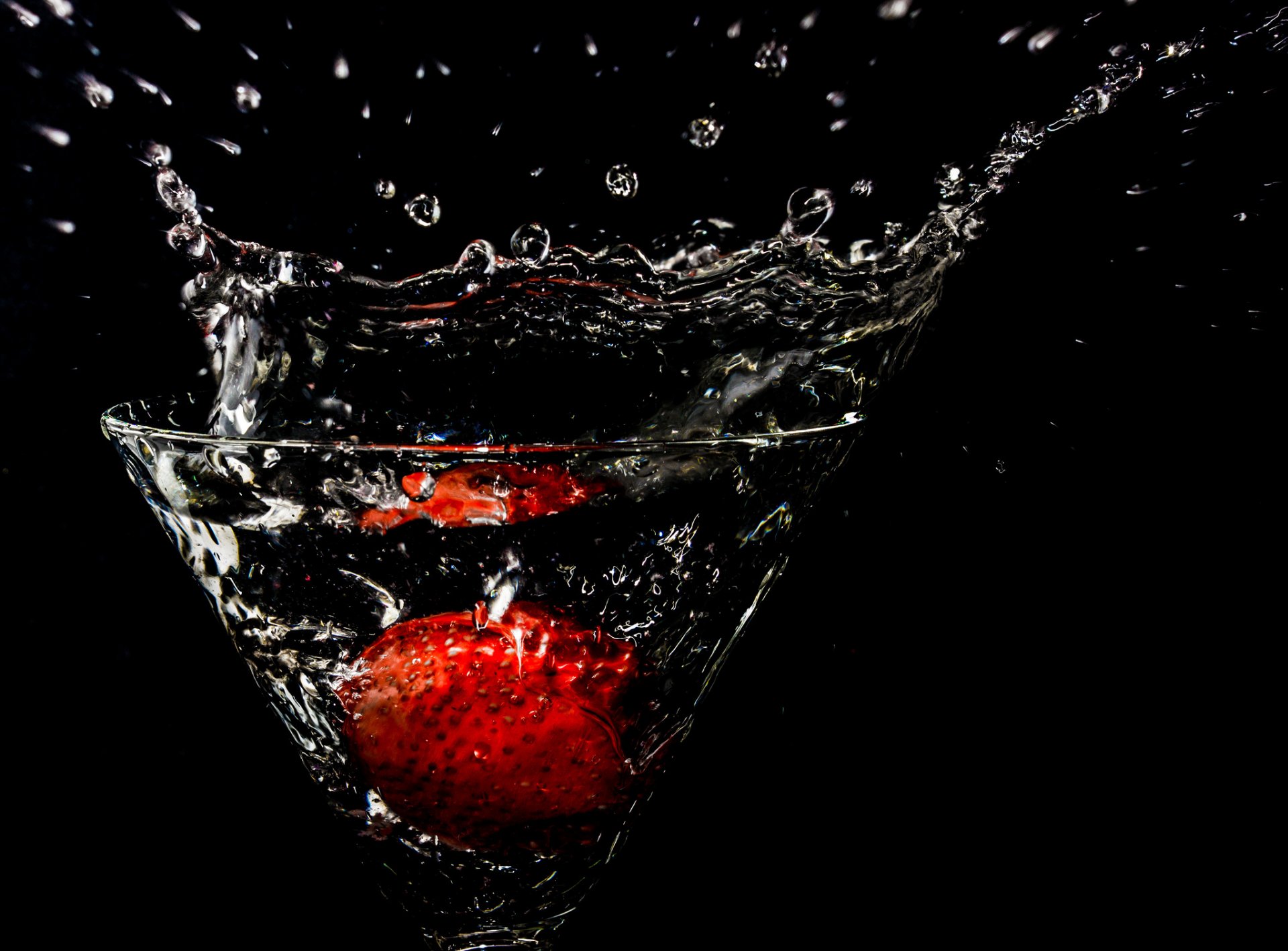 weinglas weinglas wasser spritzer erdbeeren