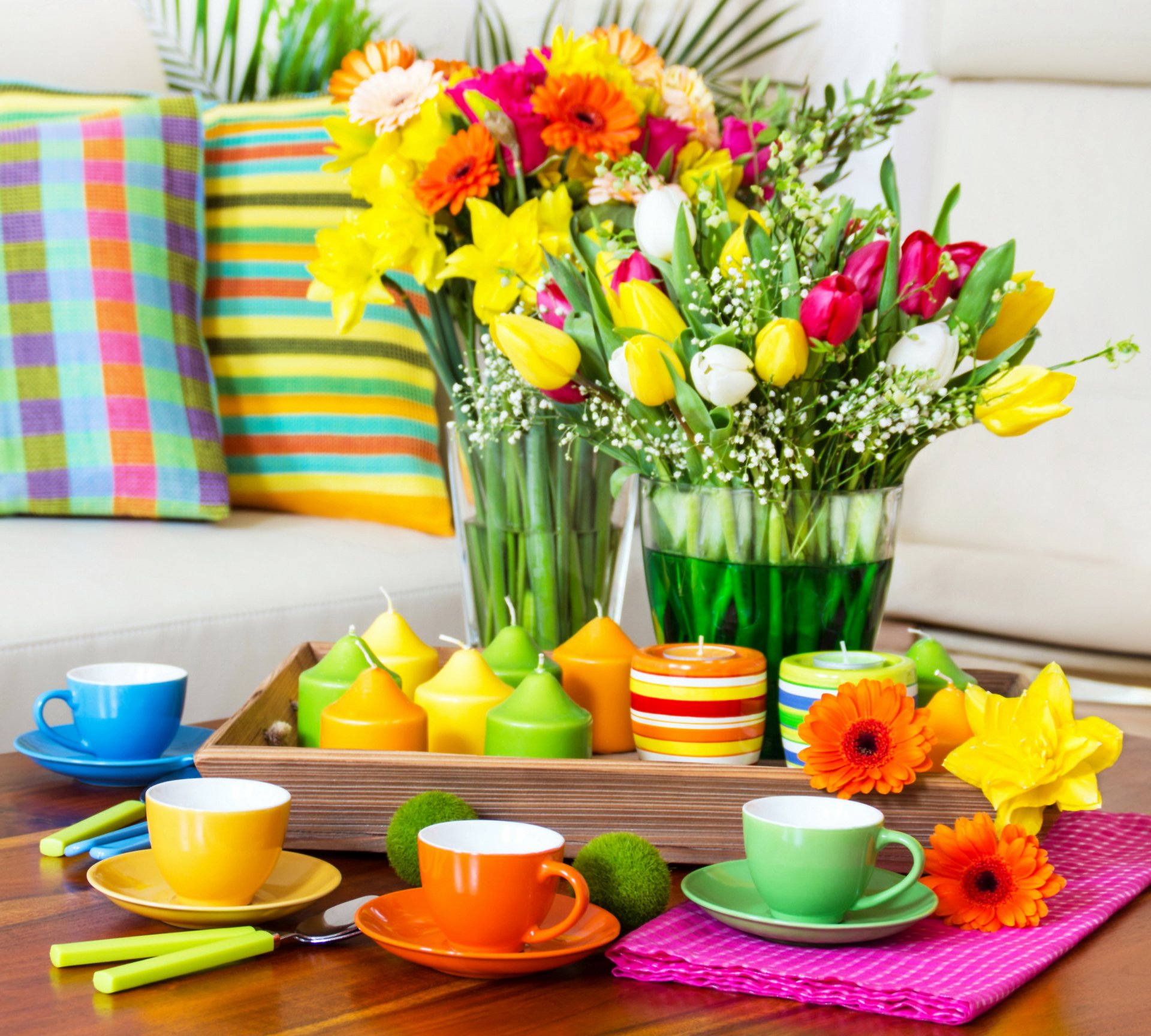 coloré arrangement service fleurs tasses bougies multicolore tulipes oreillers serviettes table