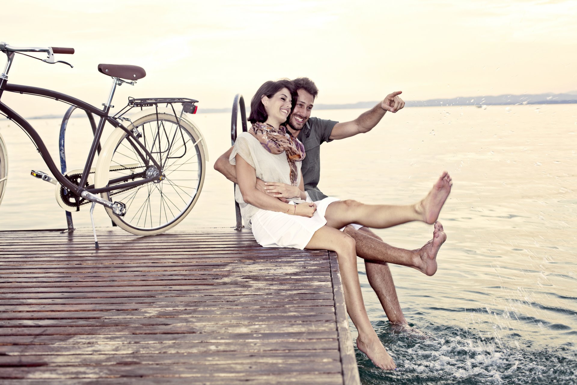 bicicletta amore relazione coppia molo