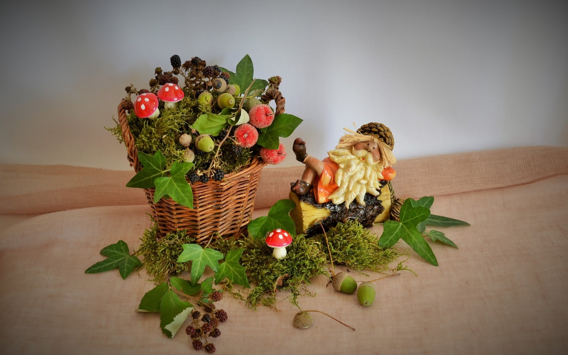 composition panier mousse champignons agaric feuilles statuette vieil homme-lesovichok