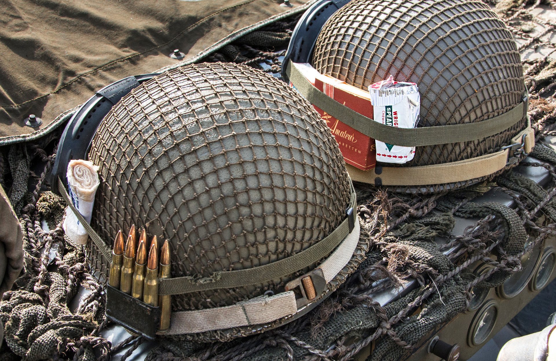 armée casques maille cigarettes munitions bandage chewing-gum