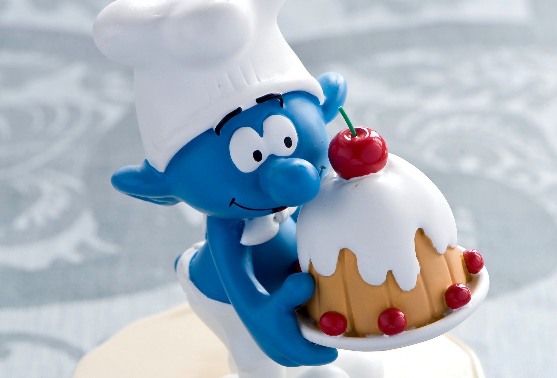schtroumpf schtroumpf figurine jouet dessert cerise