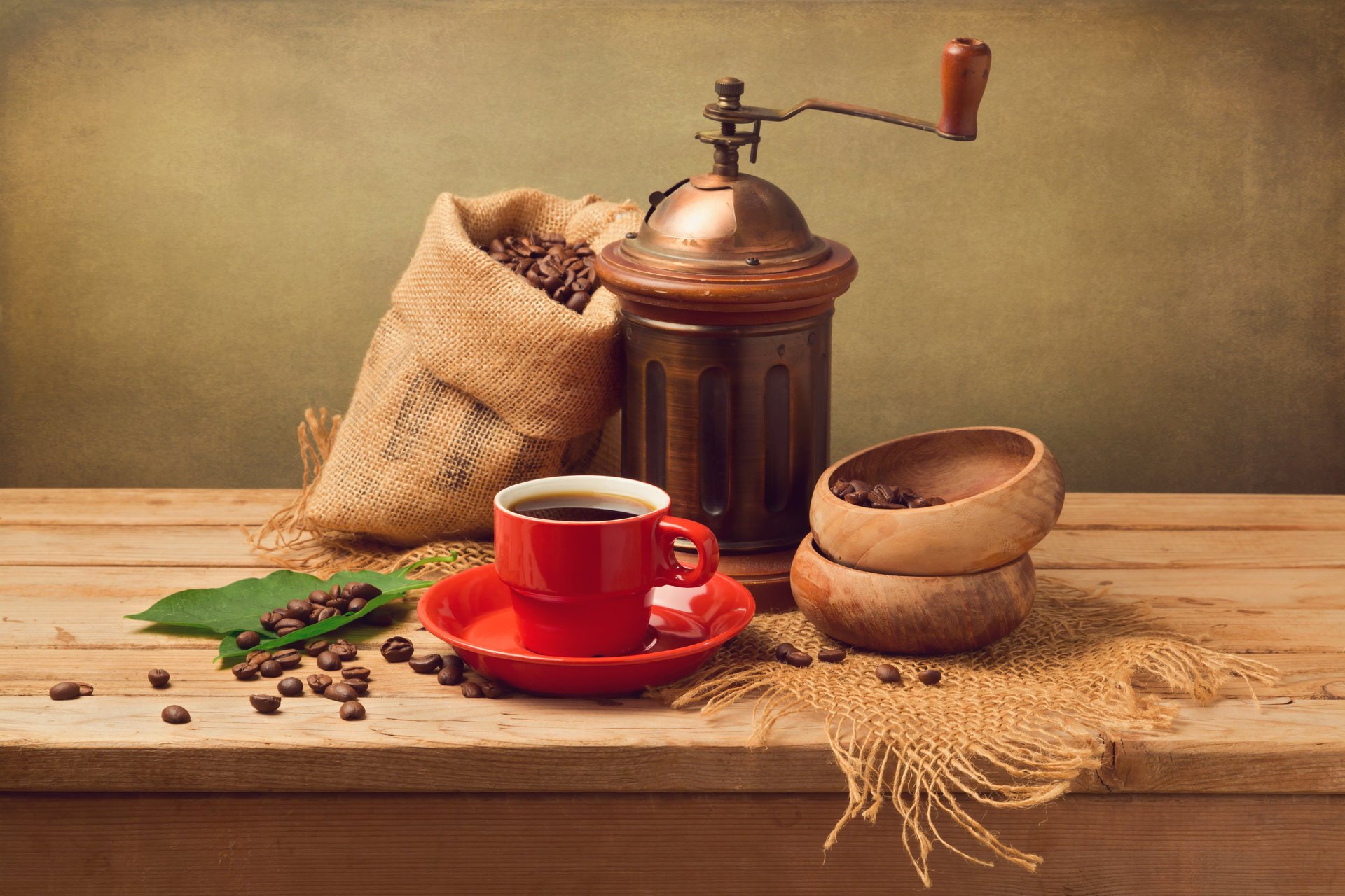 kaffee tasse rot untertasse beutel kaffeemühle körner blätter