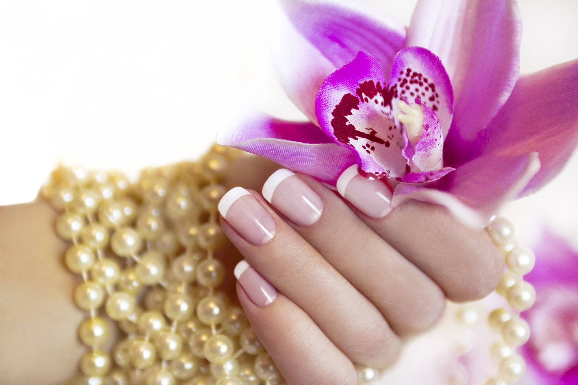 main manucure doigts fleur perle