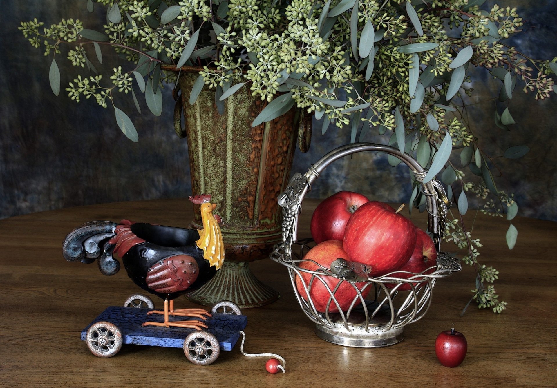 pommes panier jouet coq vase nature morte table