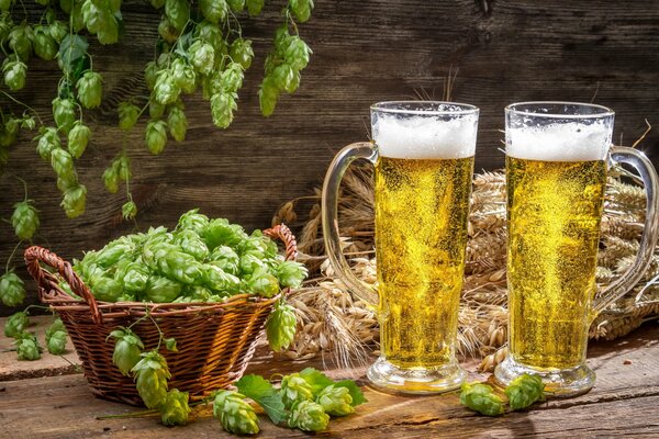 Dos tazas de cerveza ligera sobre la mesa