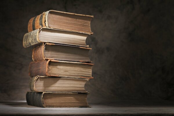 Pile de livres Vintage sur fond gris