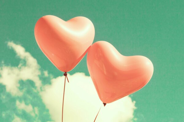 Palloncini a forma di cuore contro il cielo