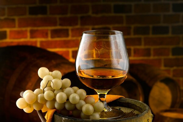 Cognac ambré et doré dans un verre et raisins