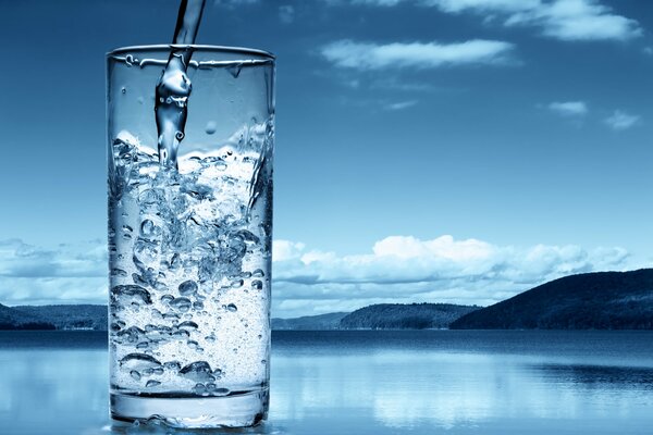 Wasser im Glas vor dem Hintergrund der Natur