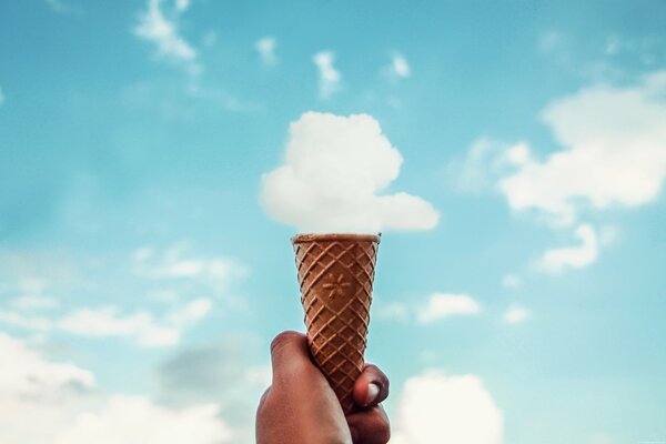Gelato cremoso in un cono, simile a una nuvola