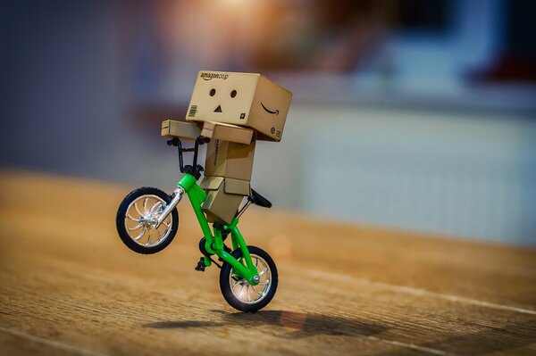 Danbo który jeździ na rowerze