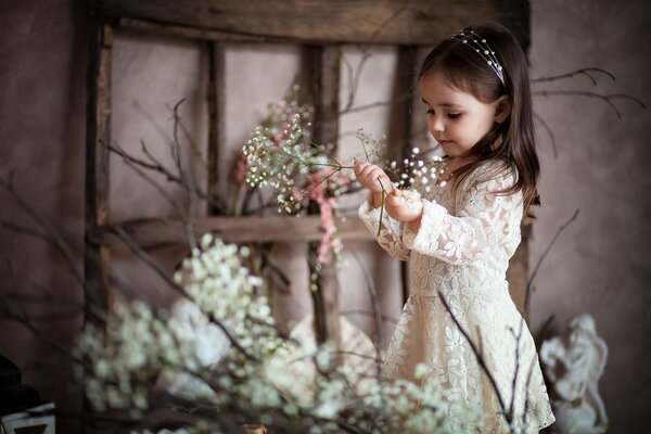 Hermosa chica con flores en las manos