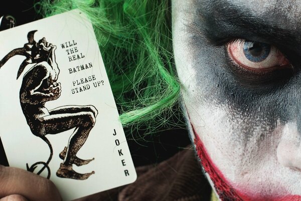 Der Blick des Jokers, der die Karte mit sich hält
