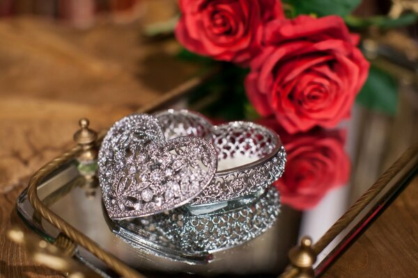 Cofanetto a forma di cuore e rosa