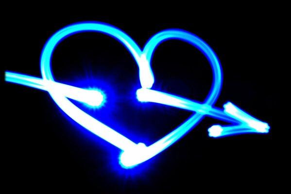 Cuore al neon con Freccia di Cupido