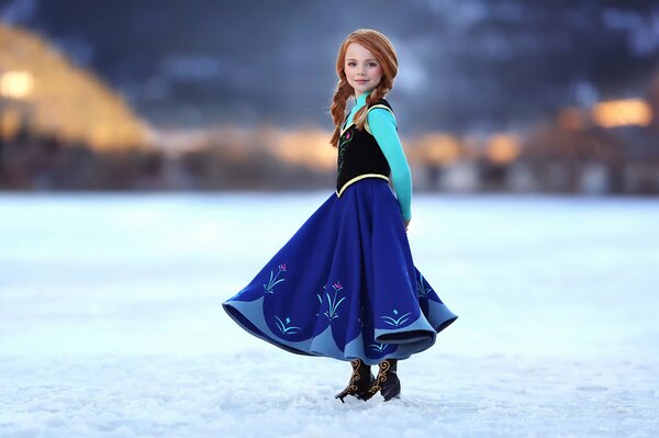 Kleine rothaarige Mädchen im Sommerkleid im Schnee
