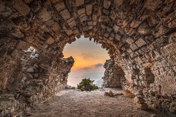 Grotta rocciosa a tunnel in pietra con paesaggio all uscita
