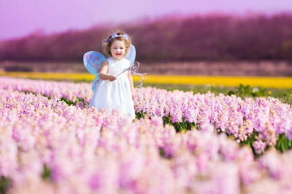 Piccola fata nel respiro della primavera