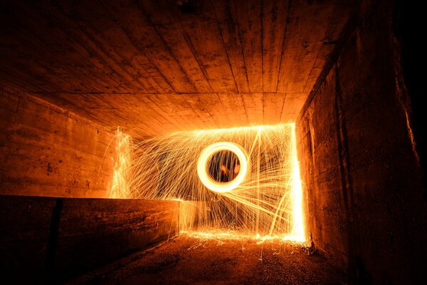 Étincelles blanches de feux d artifice dans le tunnel