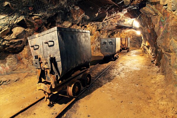 Les chariots dans la mine transportent l or