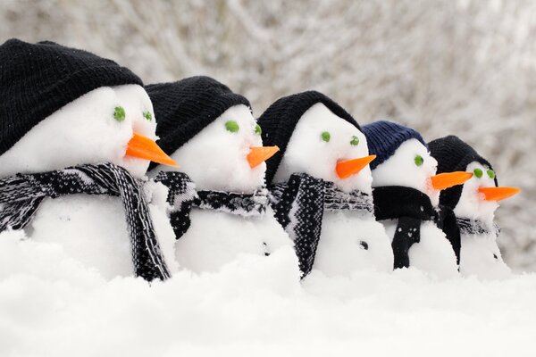 5 Schneemänner in schwarzen Strickmützen und Schals