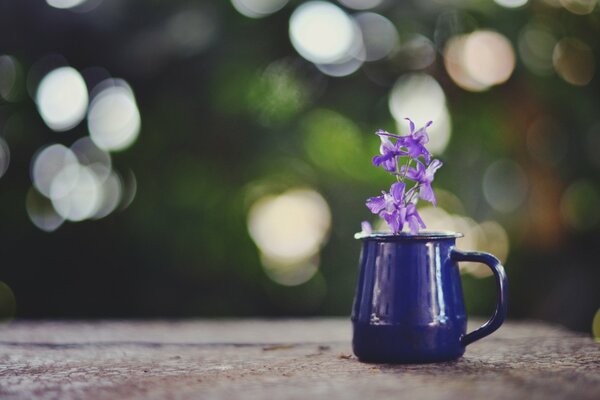 Purple mug with a flower with highlights in the background